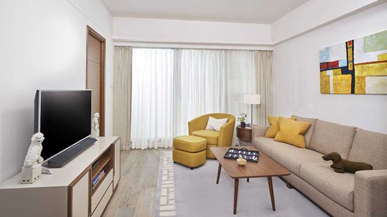 一房單位連陽台的客廳 - 香港莎瑪港島北服務式公寓